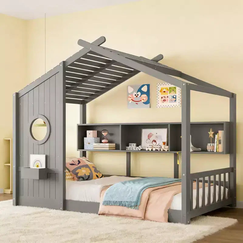 Lit cabane avec étagères, fenêtre et toit pour chambre d'enfant