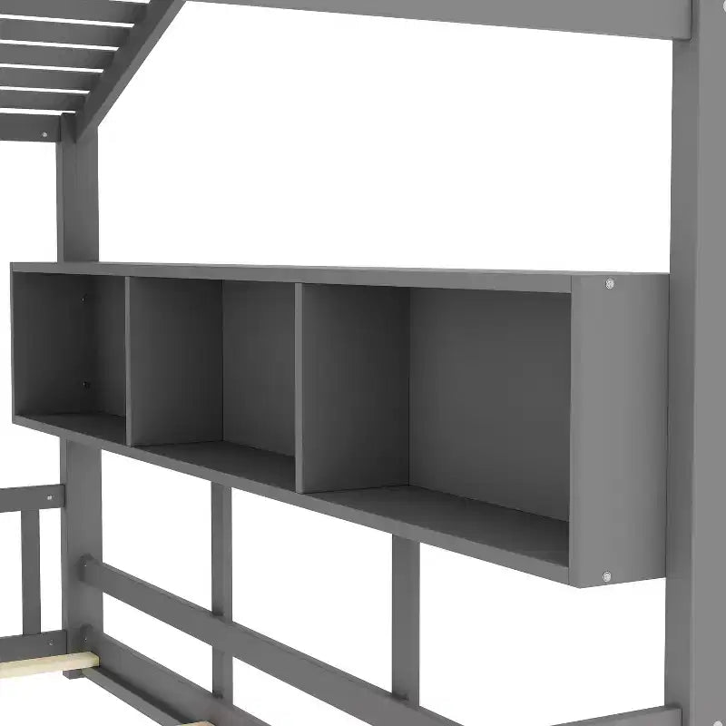 Lit cabane avec étagères, fenêtre et toit pour chambre d'enfant