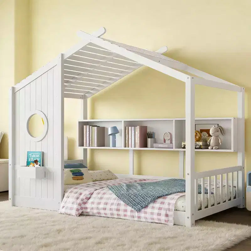 Lit cabane avec étagères, fenêtre et toit pour chambre d'enfant