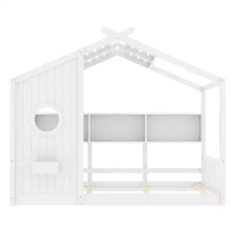 Lit cabane avec étagères, fenêtre et toit pour chambre d'enfant