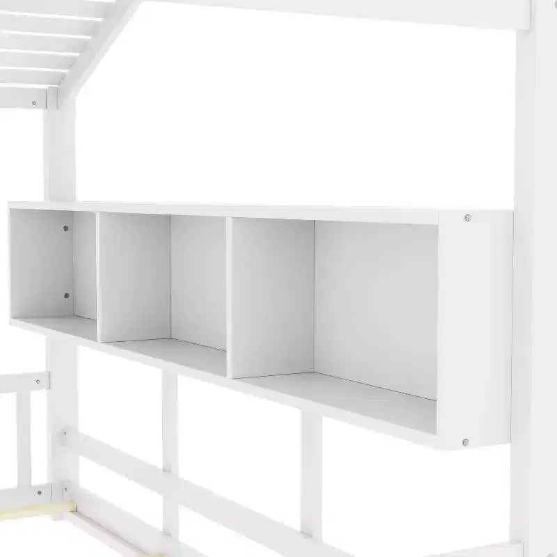Lit cabane avec étagères, fenêtre et toit pour chambre d'enfant