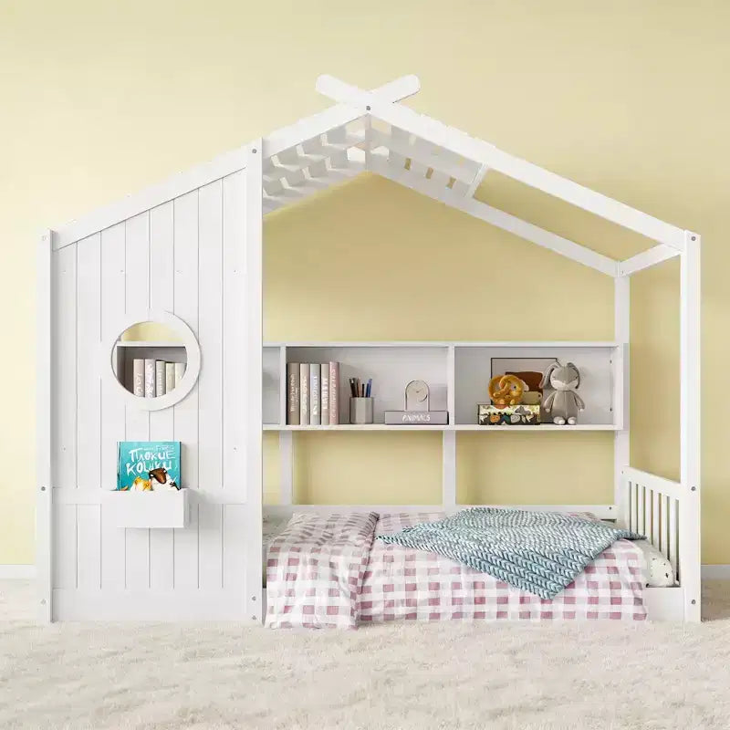 Lit cabane avec étagères, fenêtre et toit pour chambre d'enfant