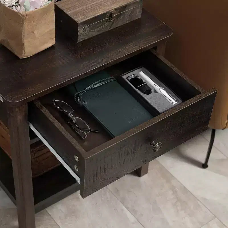Table d'appoint avec tiroir, Table de chevet avec étagères supérieure et inférieure pour petits espaces, Marron foncé